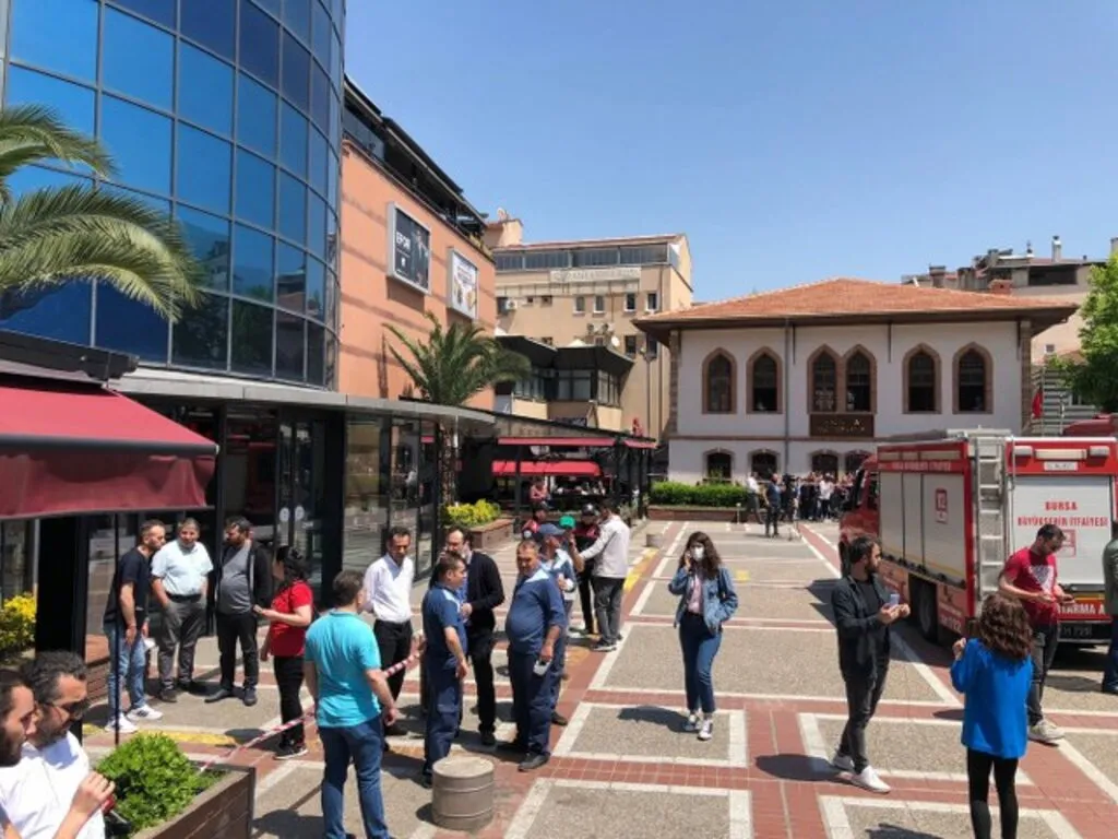 AVM'de göçük... Bir mağazanın tavanı çöktü, büyük panik yaşandı - Resim 11
