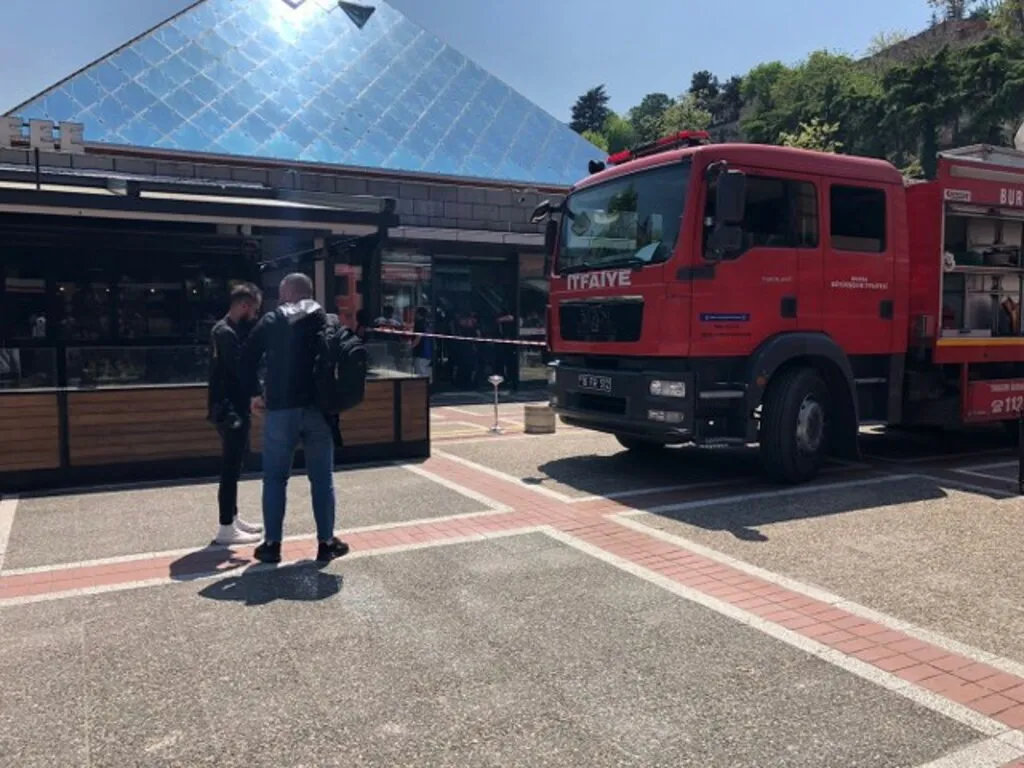 AVM'de göçük... Bir mağazanın tavanı çöktü, büyük panik yaşandı - Resim 12