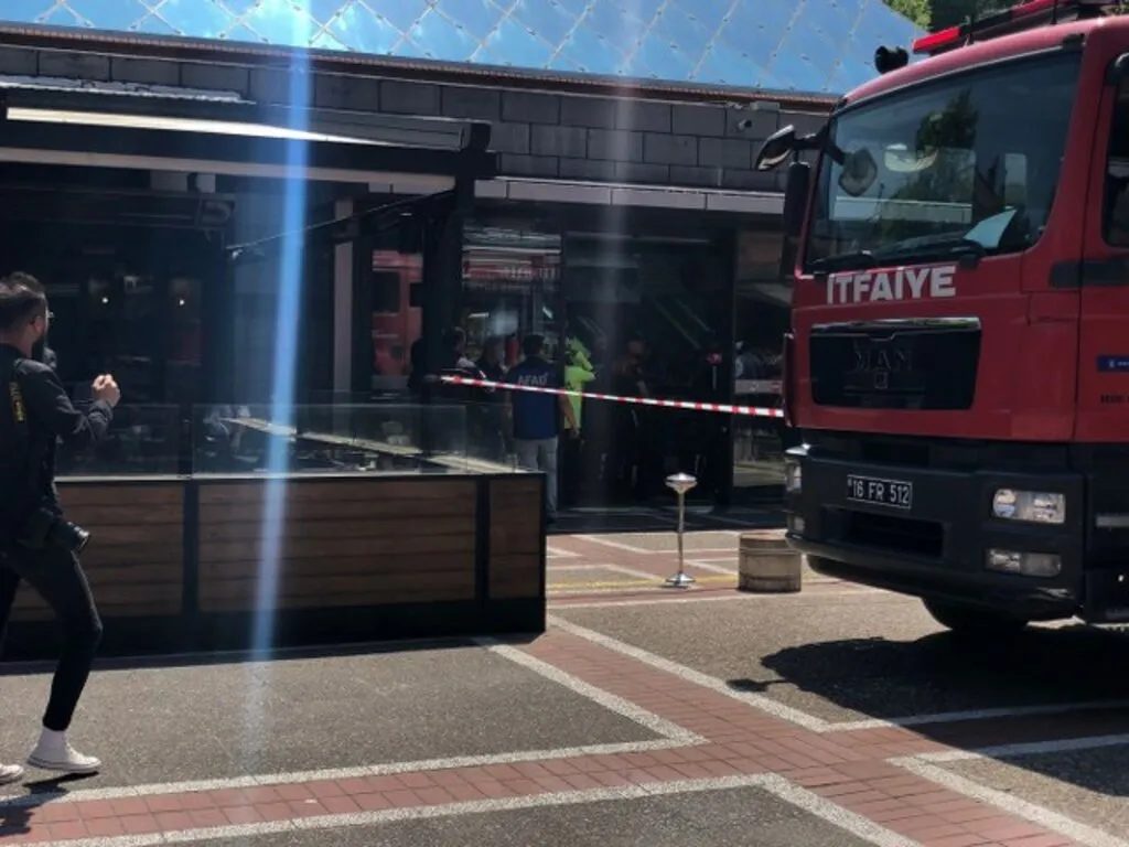 AVM'de göçük... Bir mağazanın tavanı çöktü, büyük panik yaşandı - Resim 13