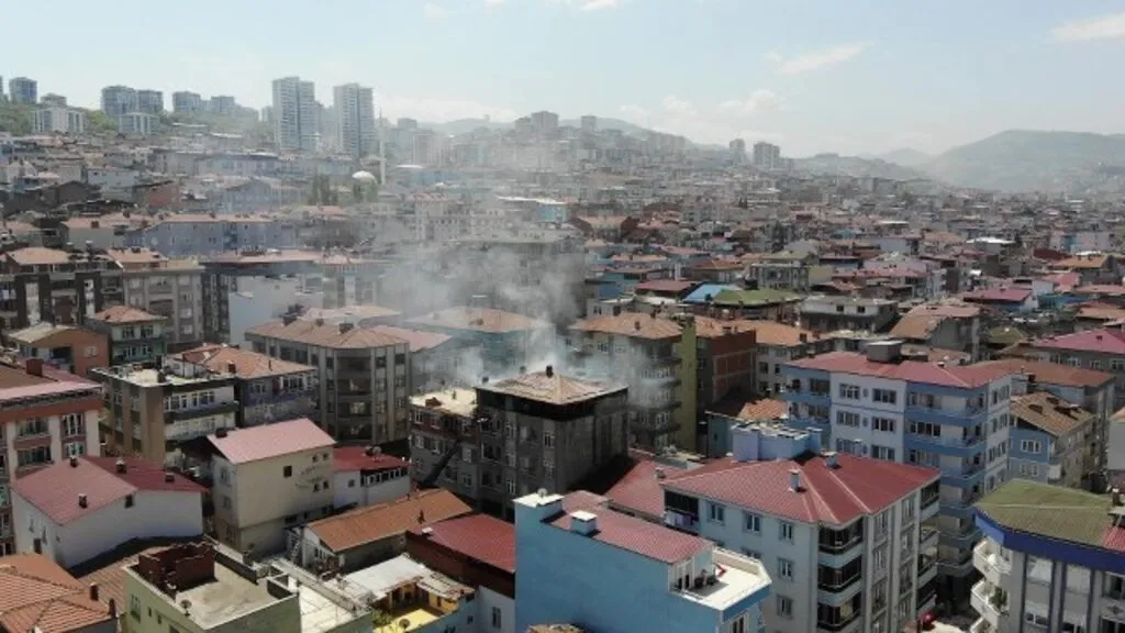Samsun'da Yangında can pazarı: Uyuyakalan çocuk son anda kurtarıldı - Resim 1