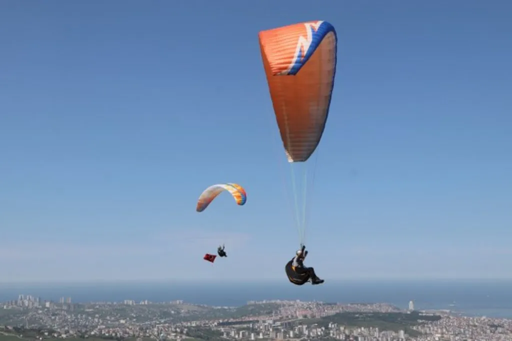Samsun'da Paraşütçüler gökyüzünü Türk bayraklarıyla süsledi - Resim 1