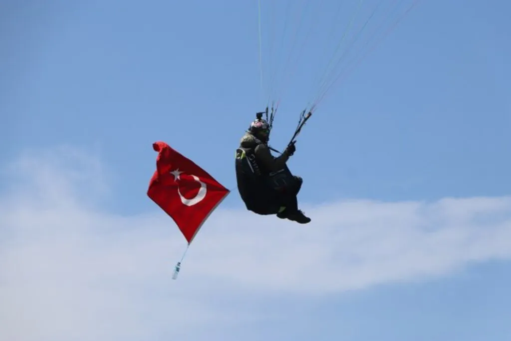 Samsun'da Paraşütçüler gökyüzünü Türk bayraklarıyla süsledi - Resim 2
