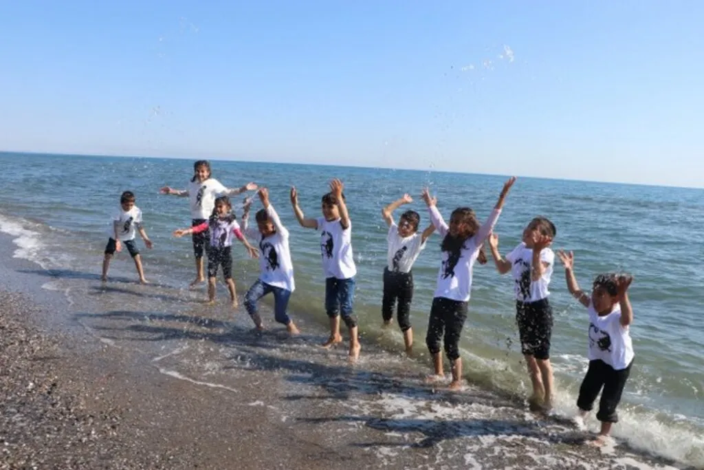 Hayatlarında ilk defa deniz gören Siirtli çocukların büyük mutluluğu - Resim 1