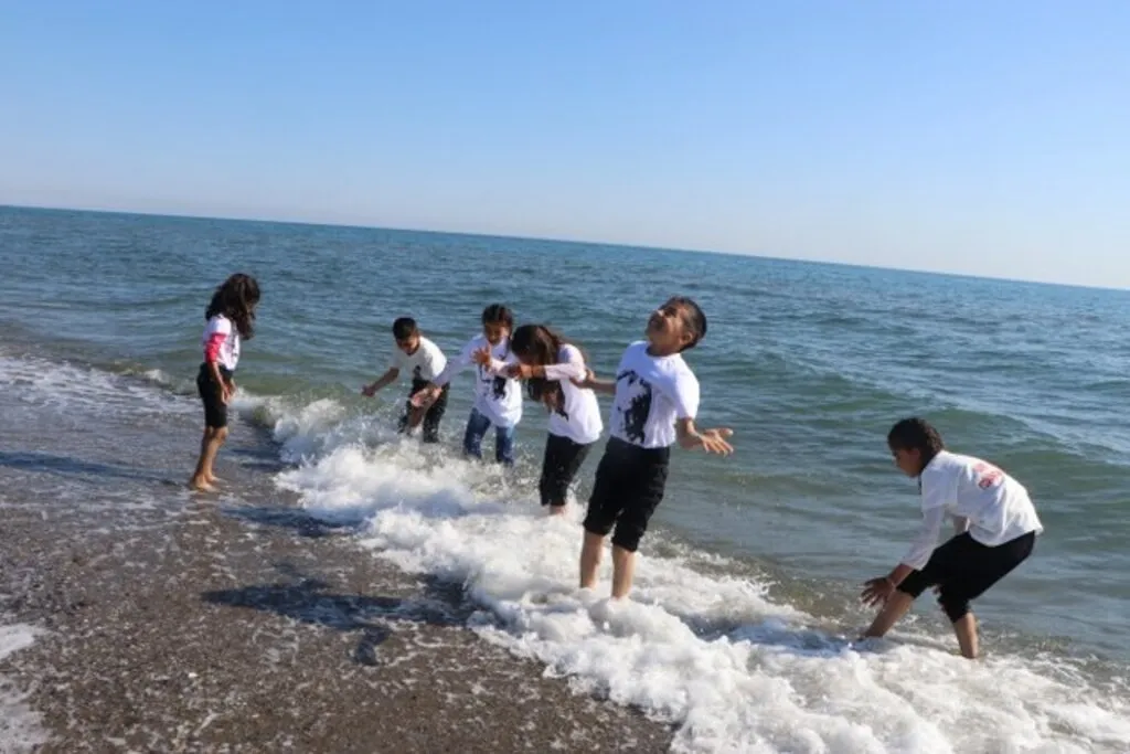 Hayatlarında ilk defa deniz gören Siirtli çocukların büyük mutluluğu - Resim 4
