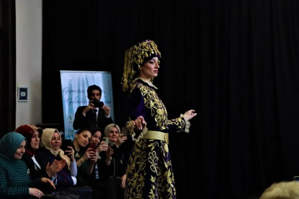 Osmanlı ve Selçuklu saray kıyafetleri bu defilede - Resim 1