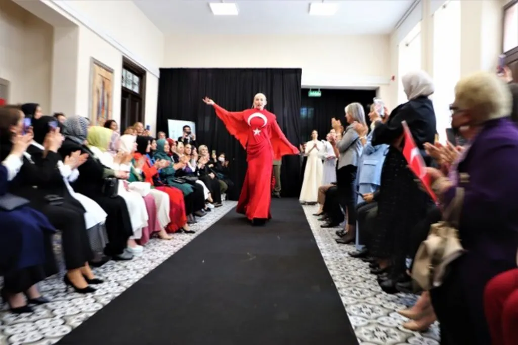 Osmanlı ve Selçuklu saray kıyafetleri bu defilede - Resim 4