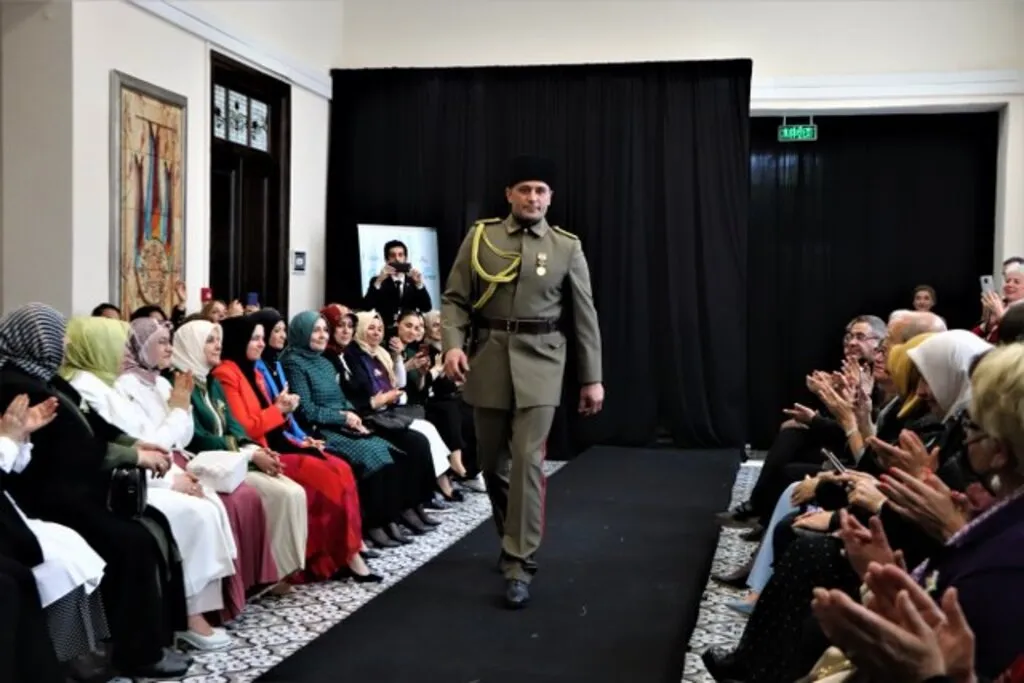 Osmanlı ve Selçuklu saray kıyafetleri bu defilede - Resim 6
