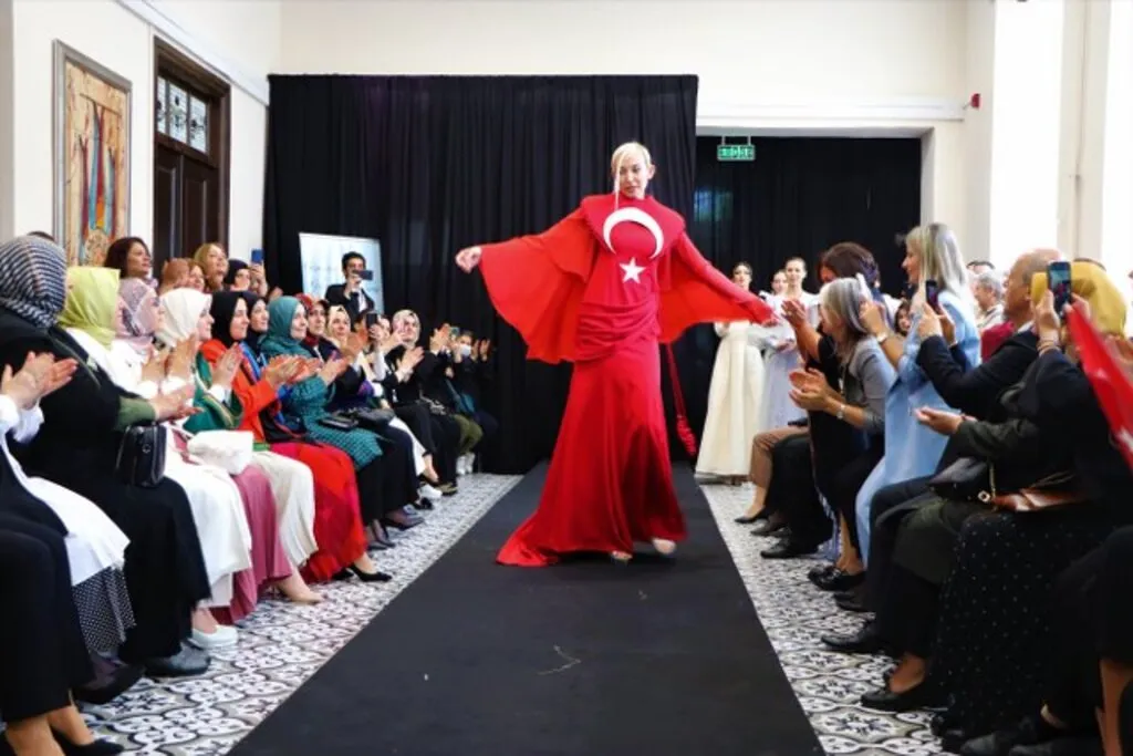 Osmanlı ve Selçuklu saray kıyafetleri bu defilede - Resim 7