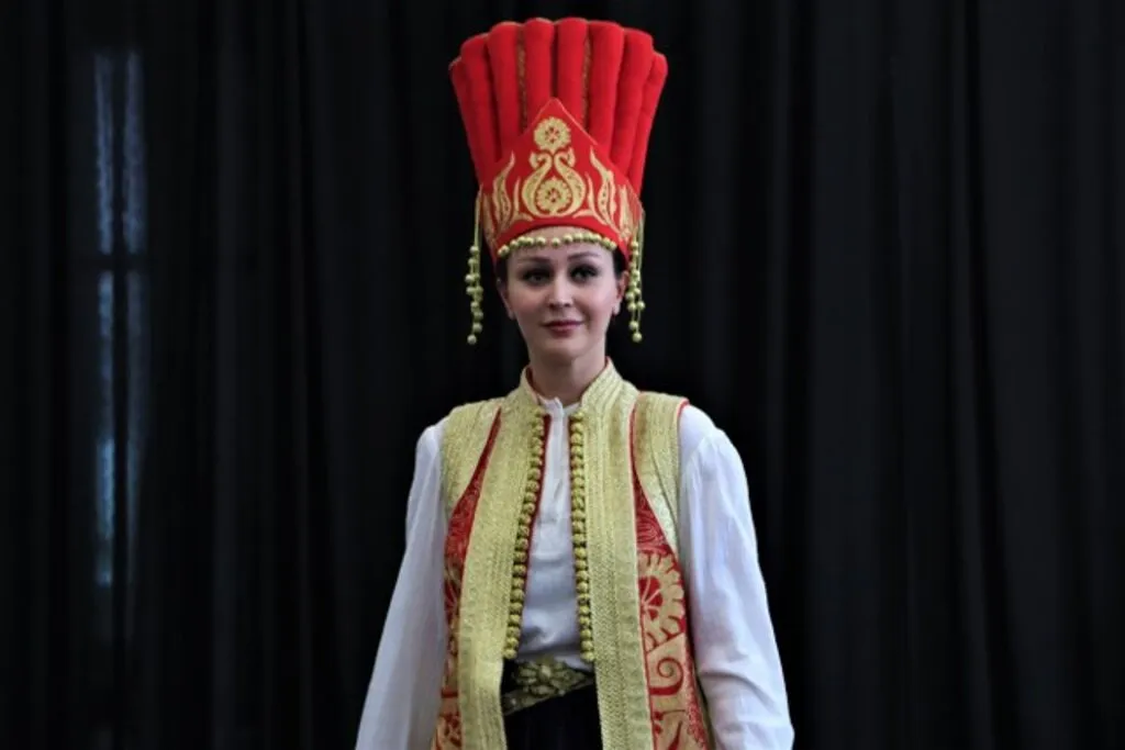 Osmanlı ve Selçuklu saray kıyafetleri bu defilede - Resim 10