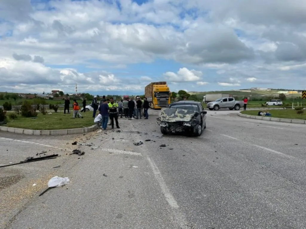 Samsun'da iki otomobilin çarpıştığı kazada 6 kişi yaralandı - Resim 1