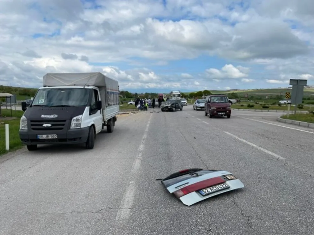Samsun'da iki otomobilin çarpıştığı kazada 6 kişi yaralandı - Resim 2