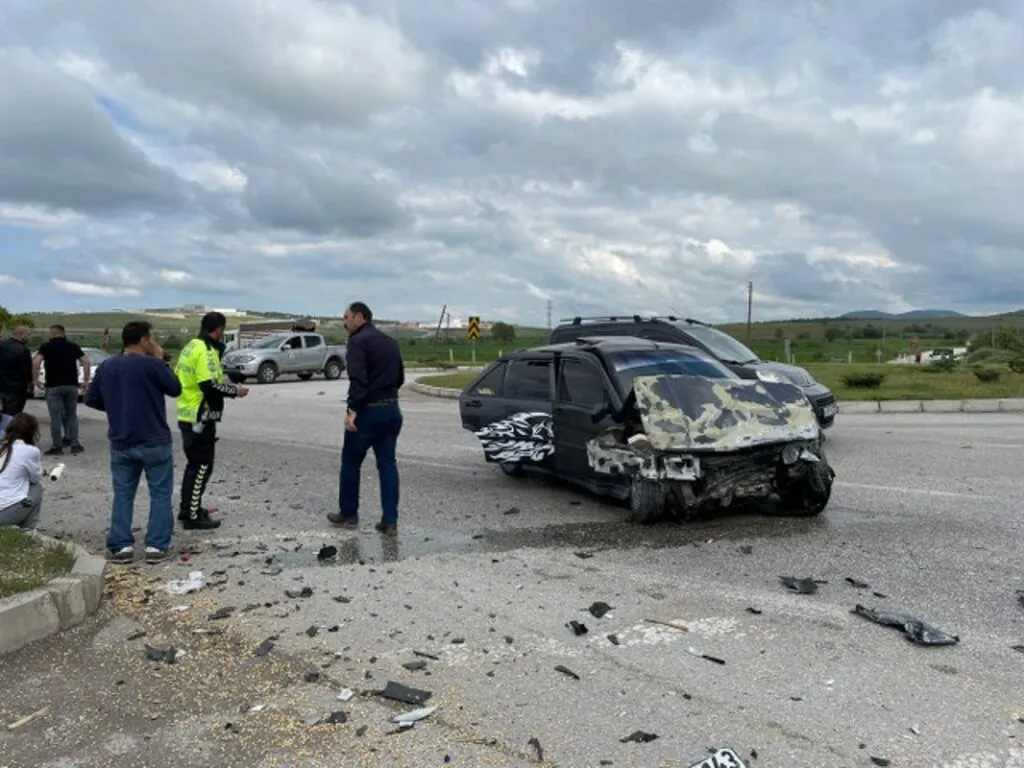 Samsun'da iki otomobilin çarpıştığı kazada 6 kişi yaralandı - Resim 3