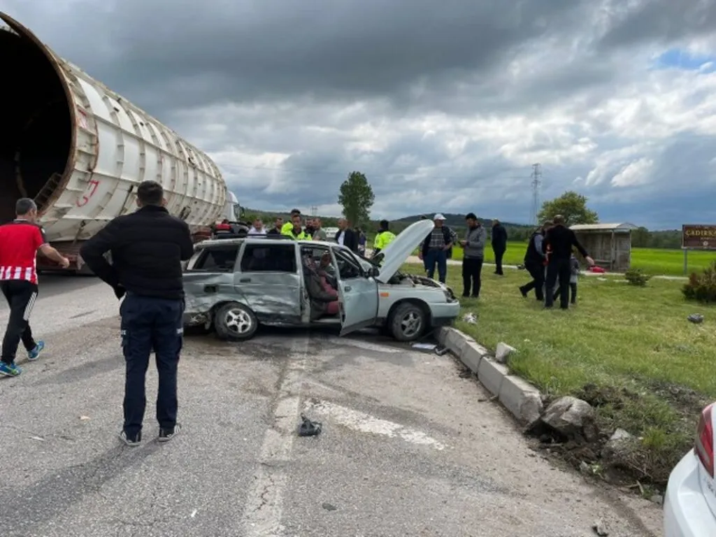 Samsun'da iki otomobilin çarpıştığı kazada 6 kişi yaralandı - Resim 4