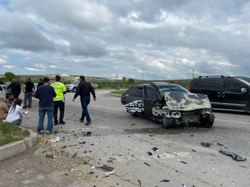 Samsun'da iki otomobilin çarpıştığı kazada 6 kişi yaralandı - Resim 5