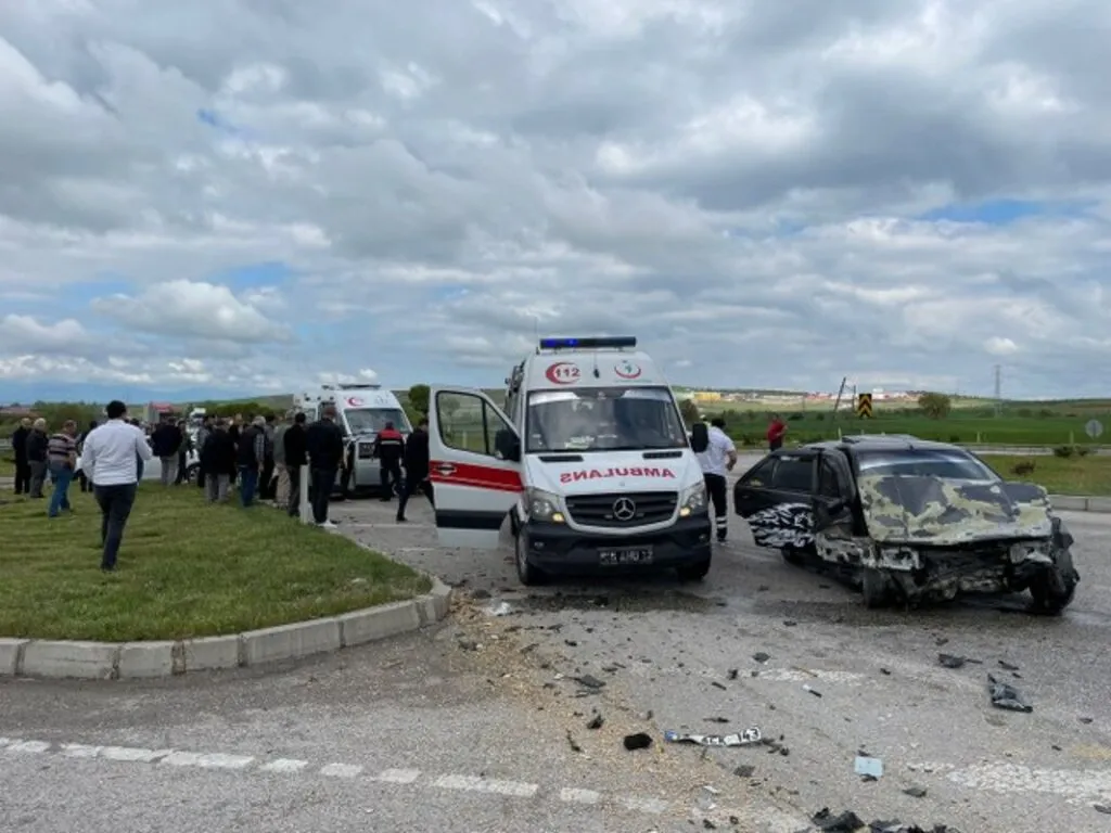Samsun'da iki otomobilin çarpıştığı kazada 6 kişi yaralandı - Resim 6