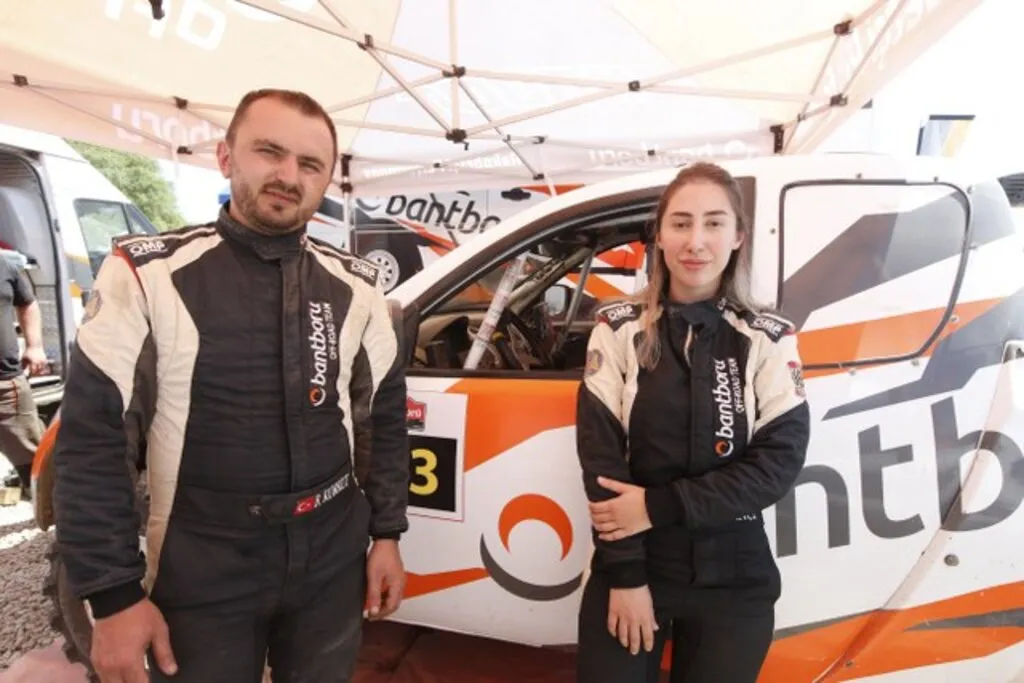 Kadın off-road pilotu ve yardımcı pilot eşi, yarışlara 16 aylık kızlarıyla katılıyor - Resim 1