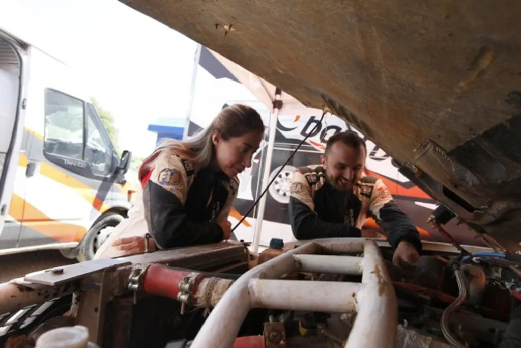 Kadın off-road pilotu ve yardımcı pilot eşi, yarışlara 16 aylık kızlarıyla katılıyor - Resim 2