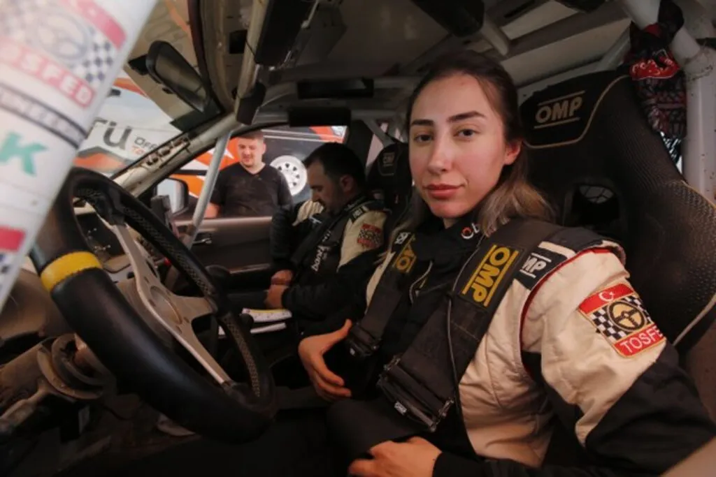 Kadın off-road pilotu ve yardımcı pilot eşi, yarışlara 16 aylık kızlarıyla katılıyor - Resim 3