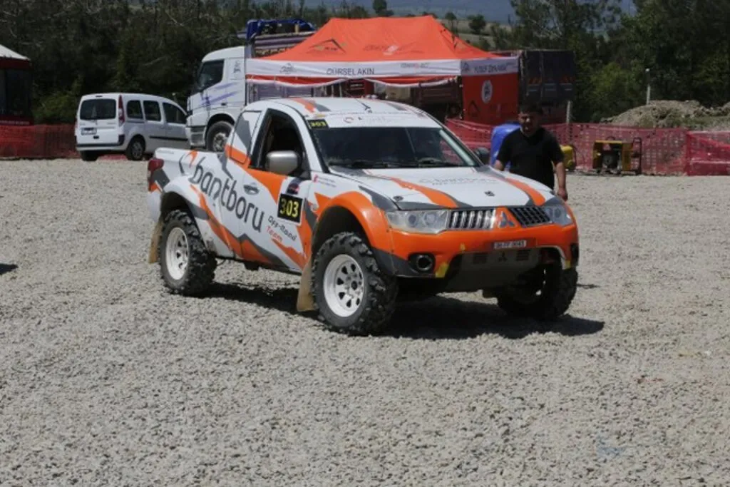 Kadın off-road pilotu ve yardımcı pilot eşi, yarışlara 16 aylık kızlarıyla katılıyor - Resim 4