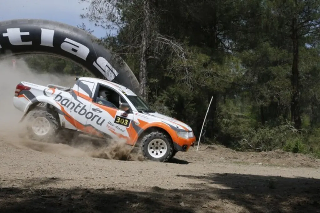 Kadın off-road pilotu ve yardımcı pilot eşi, yarışlara 16 aylık kızlarıyla katılıyor - Resim 5