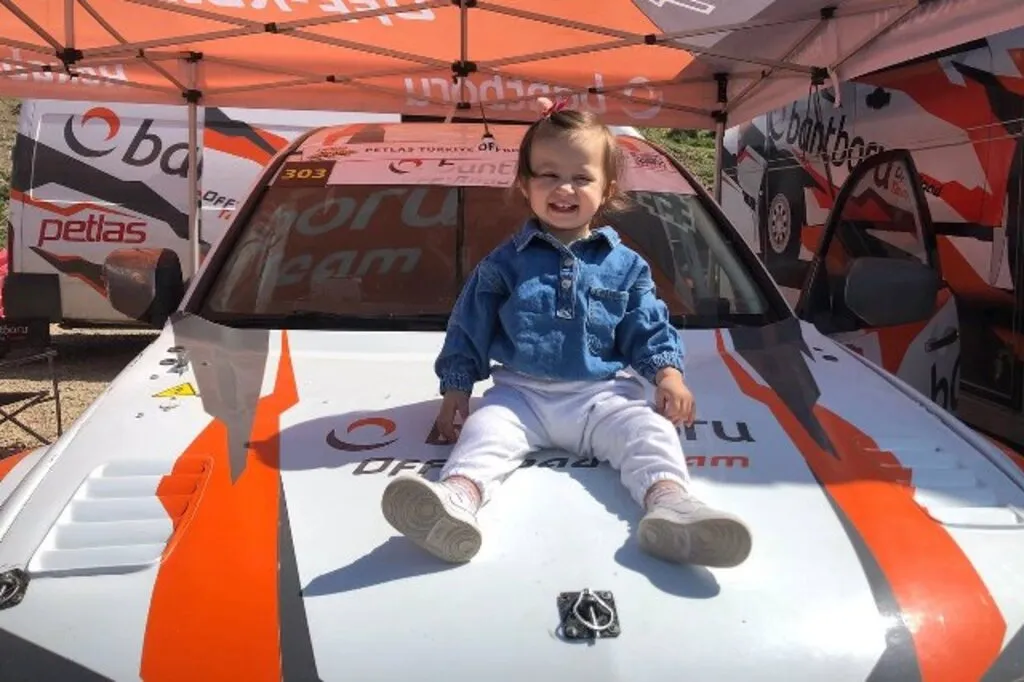 Kadın off-road pilotu ve yardımcı pilot eşi, yarışlara 16 aylık kızlarıyla katılıyor - Resim 7