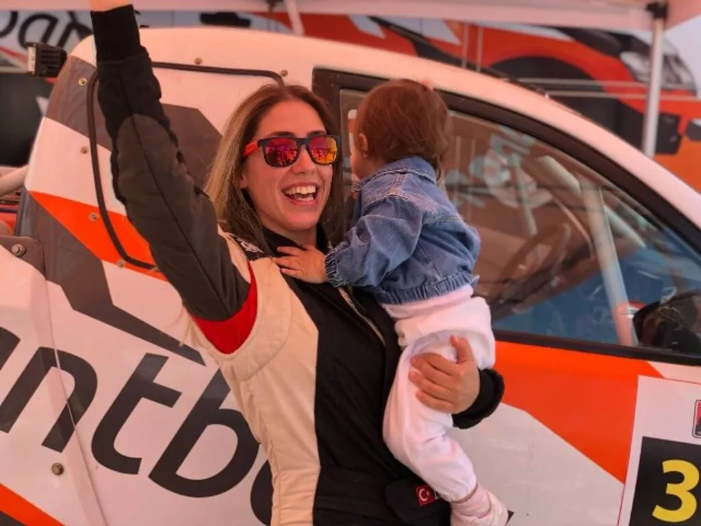 Kadın off-road pilotu ve yardımcı pilot eşi, yarışlara 16 aylık kızlarıyla katılıyor - Resim 8