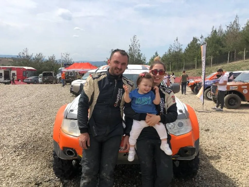 Kadın off-road pilotu ve yardımcı pilot eşi, yarışlara 16 aylık kızlarıyla katılıyor - Resim 6