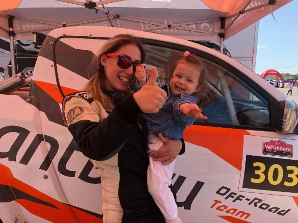 Kadın off-road pilotu ve yardımcı pilot eşi, yarışlara 16 aylık kızlarıyla katılıyor - Resim 9