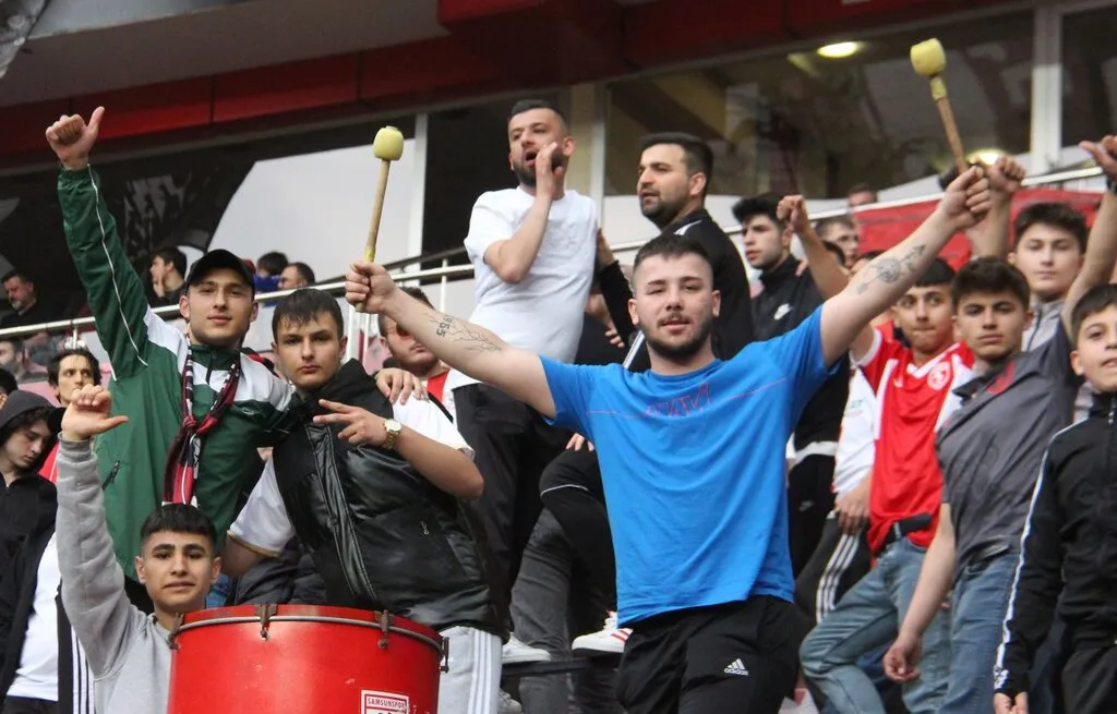 Samsunspor Taraftarının Coşkusu Hakem Skandalıyla Gölgede Kaldı! - Resim 5
