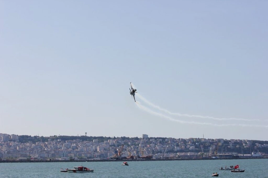 Türk Yıldızları, SOLOTÜRK, HÜRJET ve helikopter gösterileri nefesleri kesti - Resim 1
