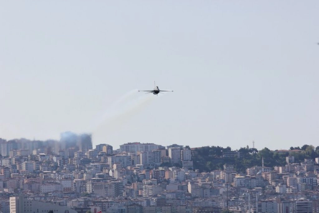 Türk Yıldızları, SOLOTÜRK, HÜRJET ve helikopter gösterileri nefesleri kesti - Resim 13