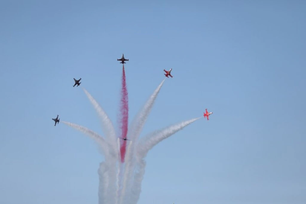 Türk Yıldızları, SOLOTÜRK, HÜRJET ve helikopter gösterileri nefesleri kesti - Resim 28