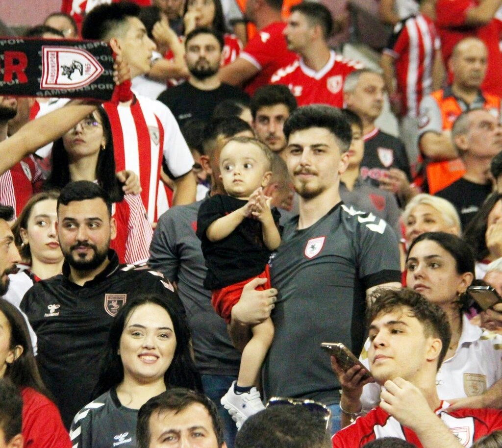Samsunspor'un Beşiktaş Maçında Stadyum Dolmadı Ama Tribünler Güzeldi - Resim 2