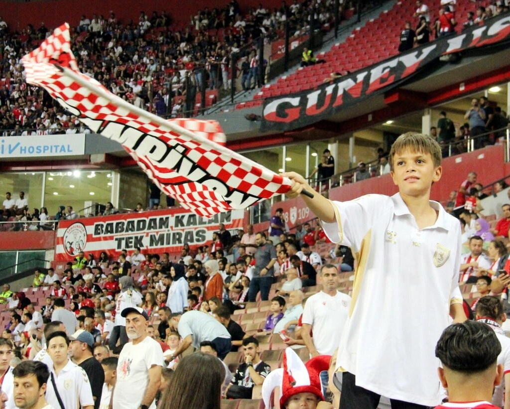 Samsunspor'un Beşiktaş Maçında Stadyum Dolmadı Ama Tribünler Güzeldi - Resim 9