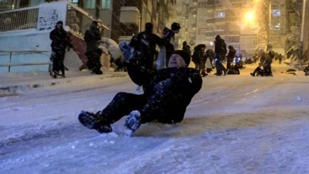 Samsun’da Kar Eğlencesi! Şehirden Renkli Görüntüler... - Resim 1