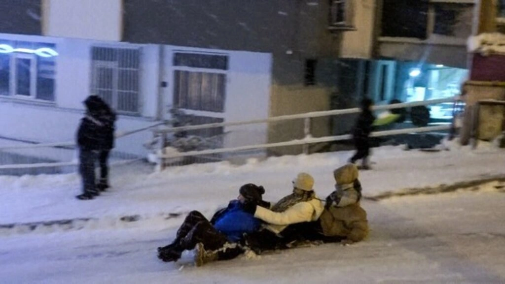 Samsun’da Kar Eğlencesi! Şehirden Renkli Görüntüler... - Resim 7