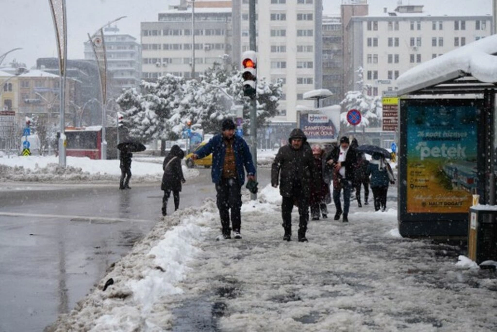 Samsun’da Kar Eğlencesi! Şehirden Renkli Görüntüler... - Resim 23
