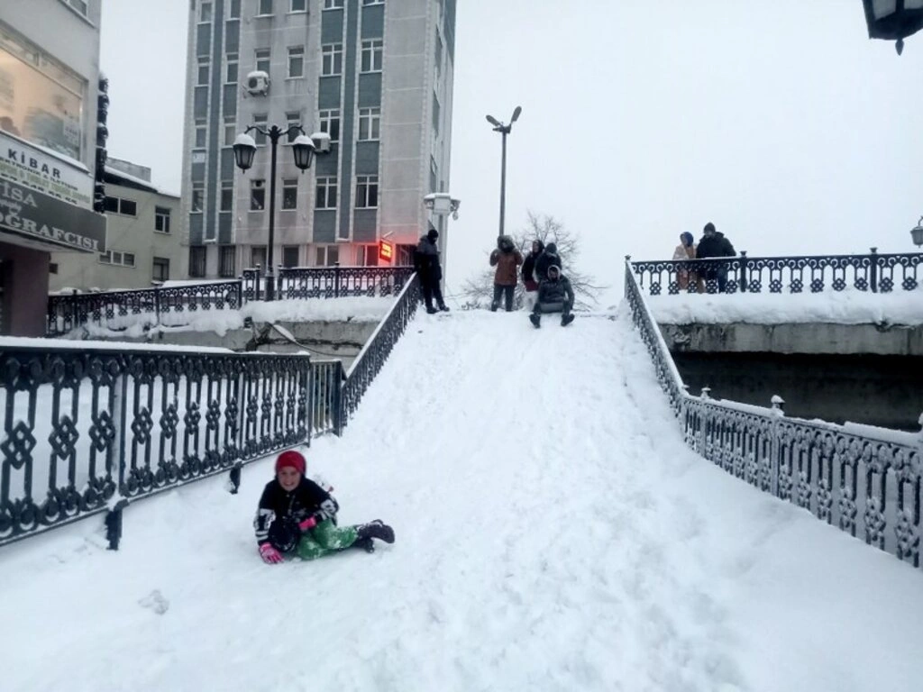 Samsun'da Muhteşem Görüntüler: Amazon Adası Kayak Pistine Dönüştü, Atakum Sahilinde Masalsı Kar Manzarası - Resim 2
