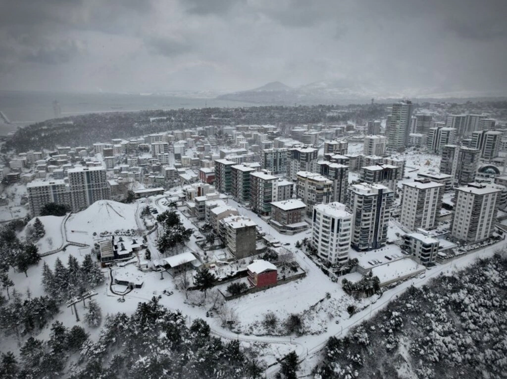 Samsun'da Muhteşem Görüntüler: Amazon Adası Kayak Pistine Dönüştü, Atakum Sahilinde Masalsı Kar Manzarası - Resim 7
