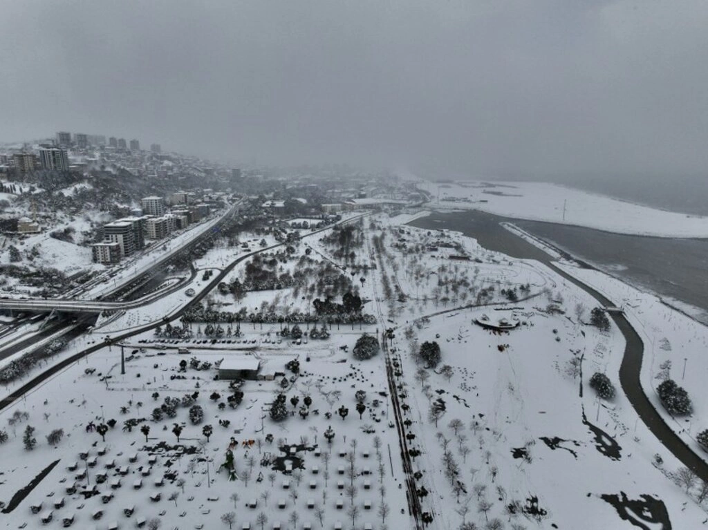 Samsun'da Muhteşem Görüntüler: Amazon Adası Kayak Pistine Dönüştü, Atakum Sahilinde Masalsı Kar Manzarası - Resim 9