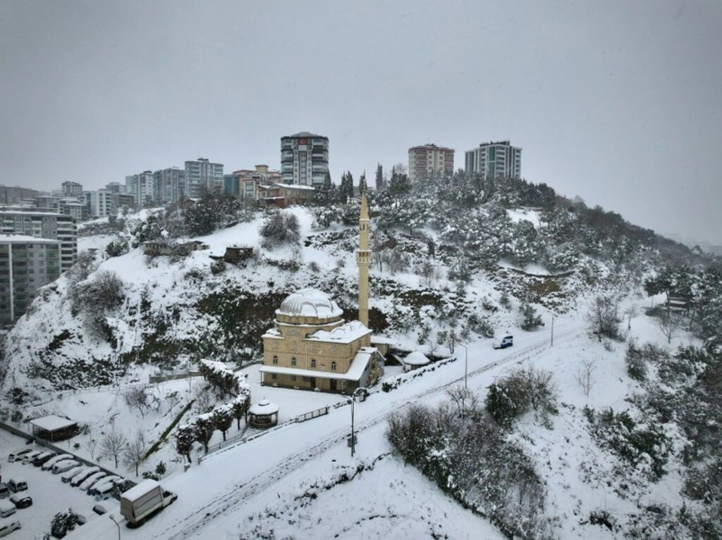 Samsun'da Muhteşem Görüntüler: Amazon Adası Kayak Pistine Dönüştü, Atakum Sahilinde Masalsı Kar Manzarası - Resim 10