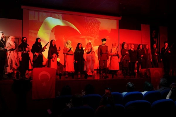 Tarihe ışık tutan defile: 23 kadın kahramanın kıyafetleri defilede sergilendi - Resim 2