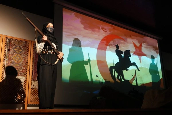 Tarihe ışık tutan defile: 23 kadın kahramanın kıyafetleri defilede sergilendi - Resim 4