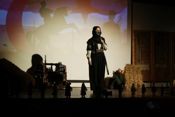 Tarihe ışık tutan defile: 23 kadın kahramanın kıyafetleri defilede sergilendi - Resim 5