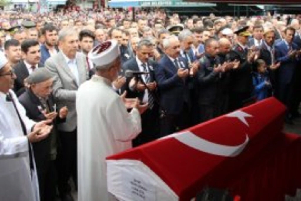 Samsunlu Şehidi Binlerce Kişi Uğurladı - Resim 3