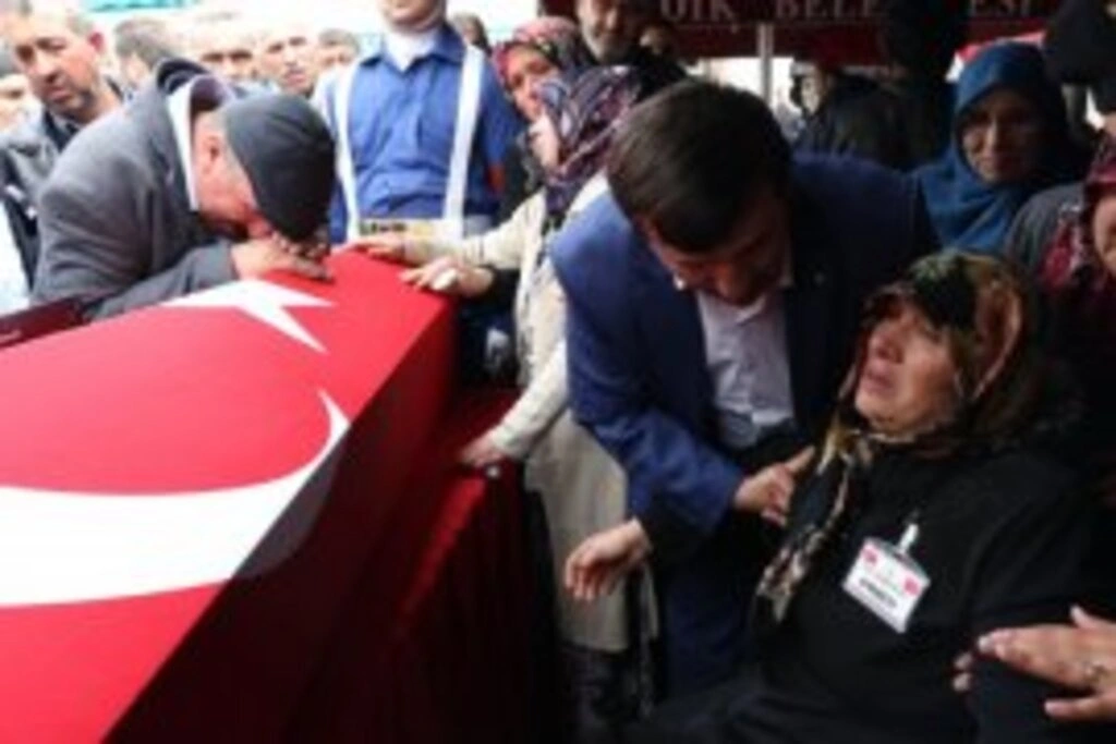 Samsunlu Şehidi Binlerce Kişi Uğurladı - Resim 4