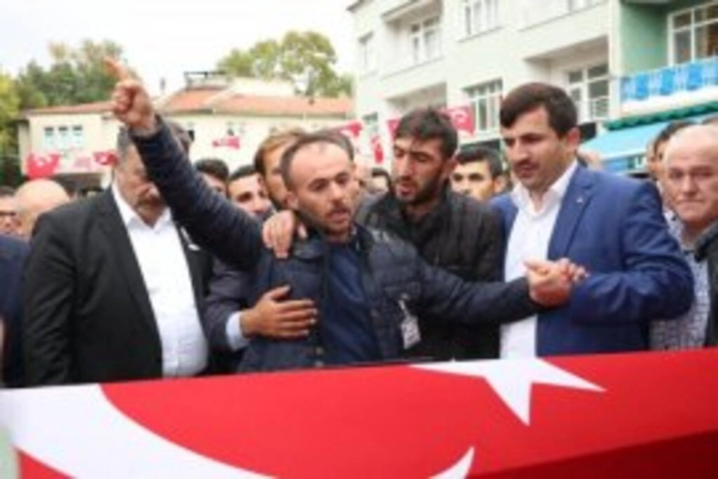 Samsunlu Şehidi Binlerce Kişi Uğurladı - Resim 5