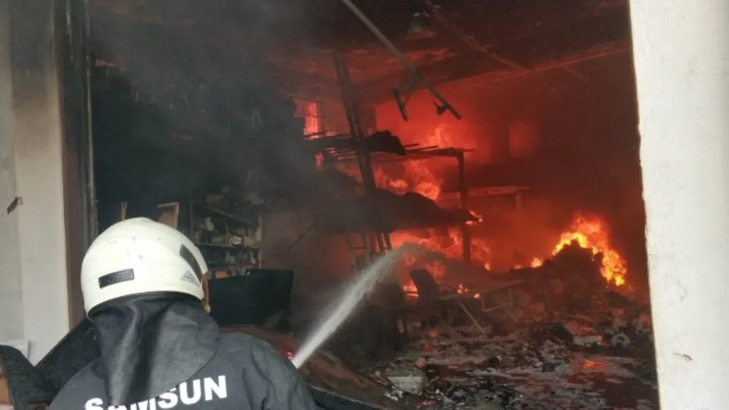 Samsun'da İşyeri Cayır Cayır Yandı - Resim 9