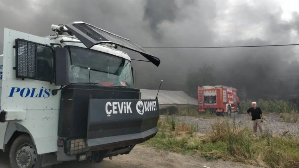 Samsun'da İşyeri Cayır Cayır Yandı - Resim 2