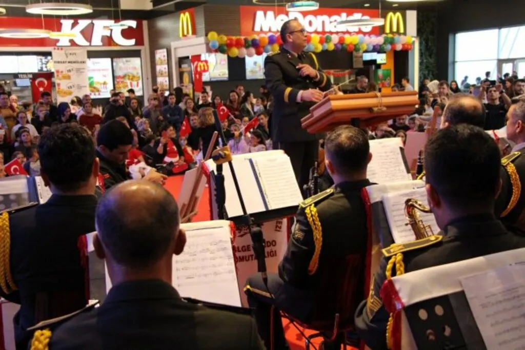 Askeri bandodan cumhuriyet konseri - Resim 5